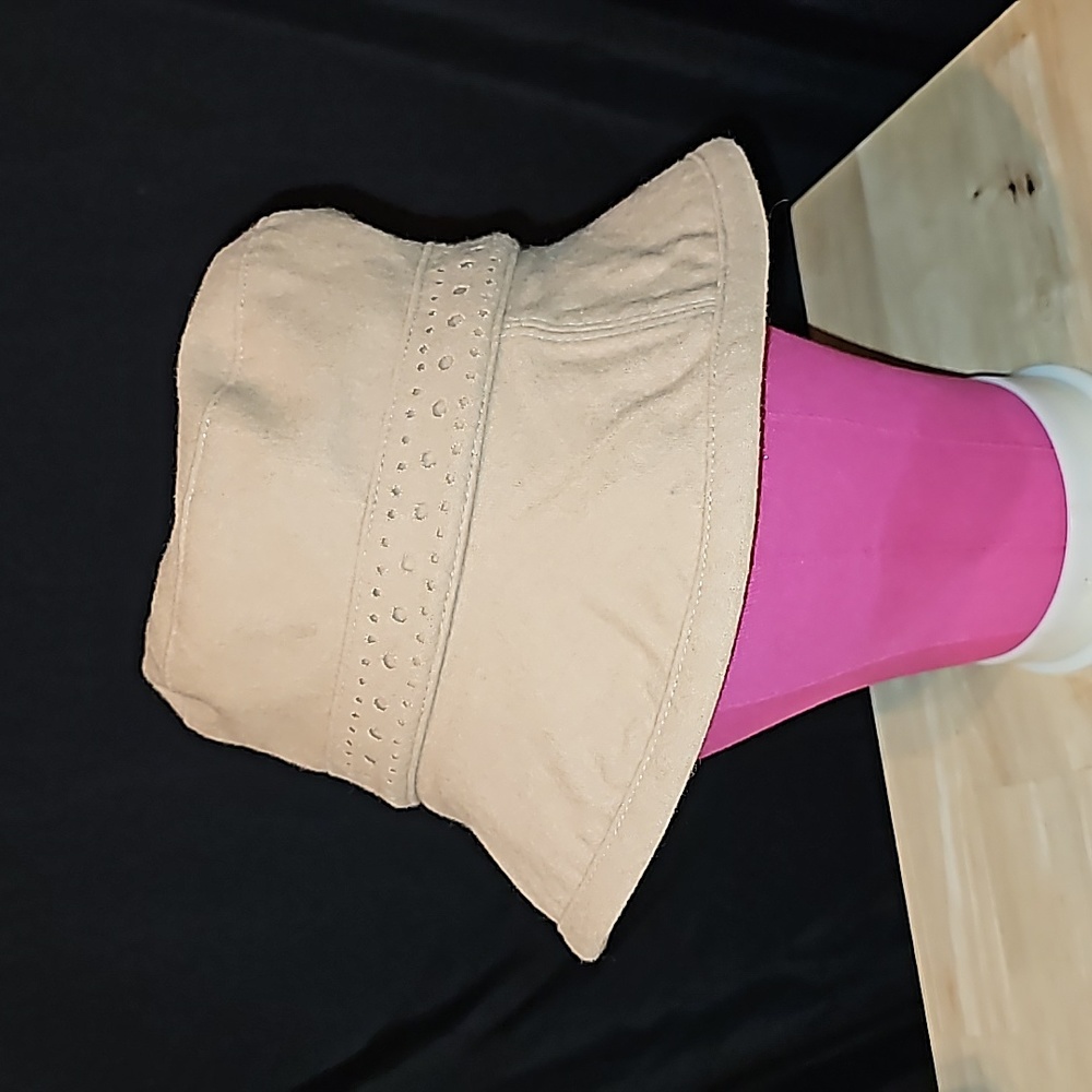 Liz Claiborne hat